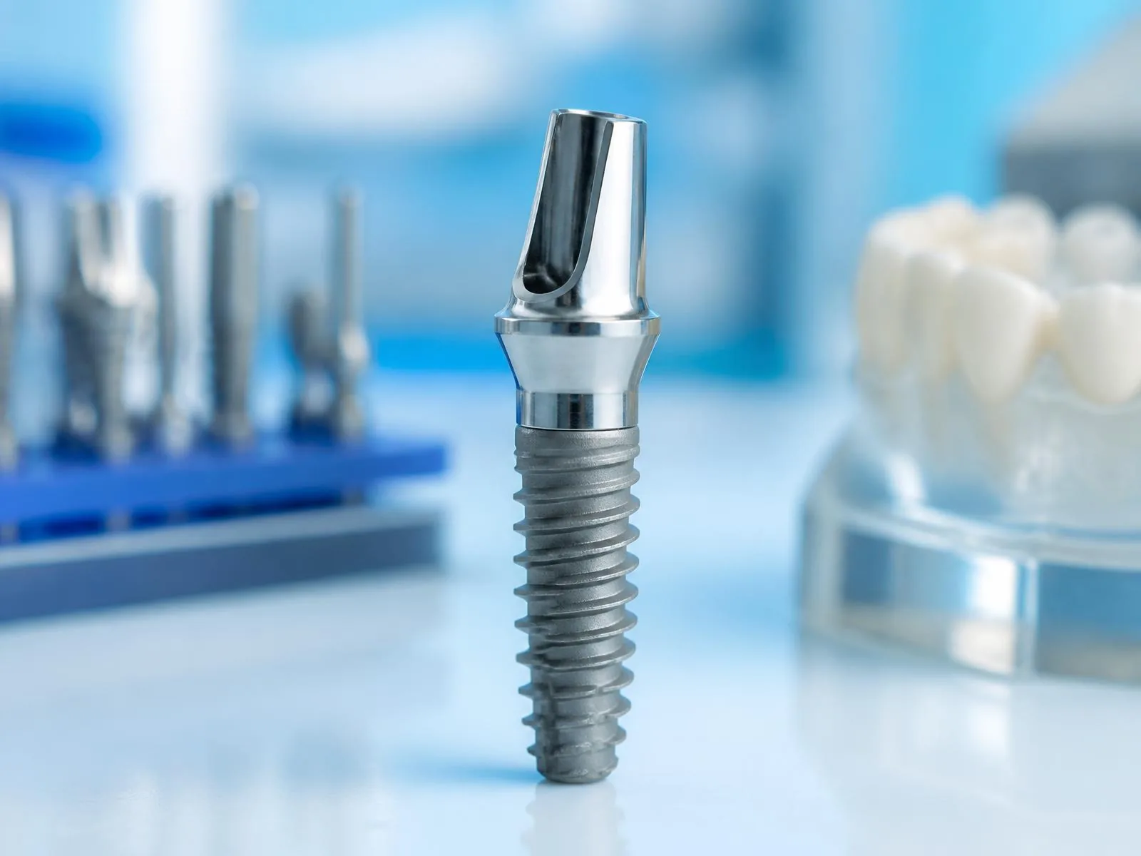 Detail modelu jedného implantátu v kostnom lôžku